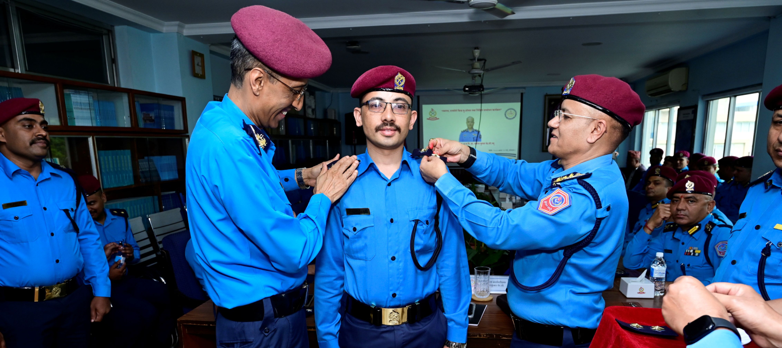 जनपद तर्फ प्र.स.नि. बाट प्र.ना.नि.पदमा बढुवा हुनुभएका प्र.ना.नि. हरुलाई दर्जानी चिन्हद्वारा सु-शोभन गर्नुहुँदै विभागीय प्रमुख प्र.अ.म.नि.डा. मनोज कुमार के.सी. र प्रा.प्र.ना.म.नि. अरुण कुमार भण्डारीज्यू ( मिति २०८३।०३।२२ गते ।)